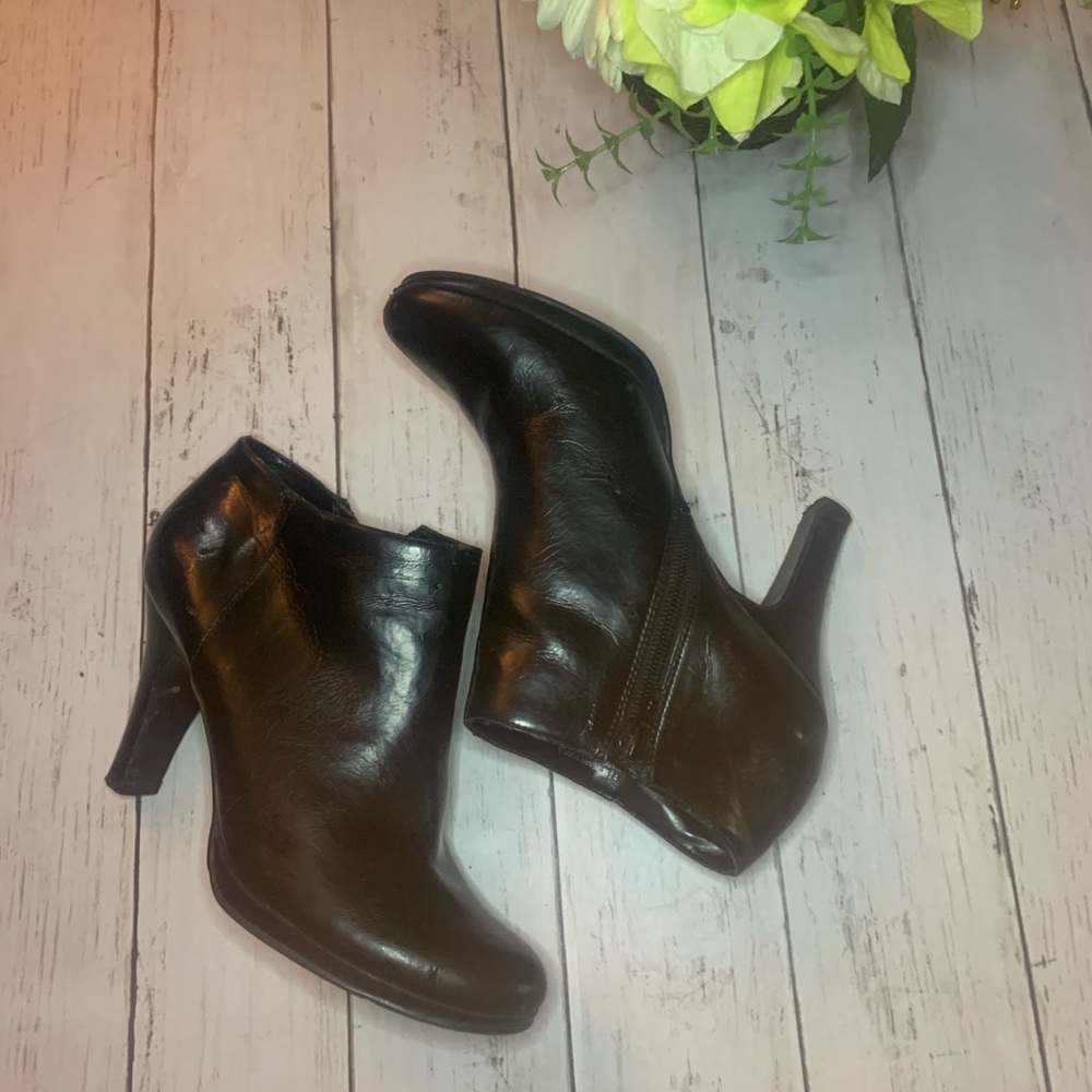 Shoes - Picture 5 of 9